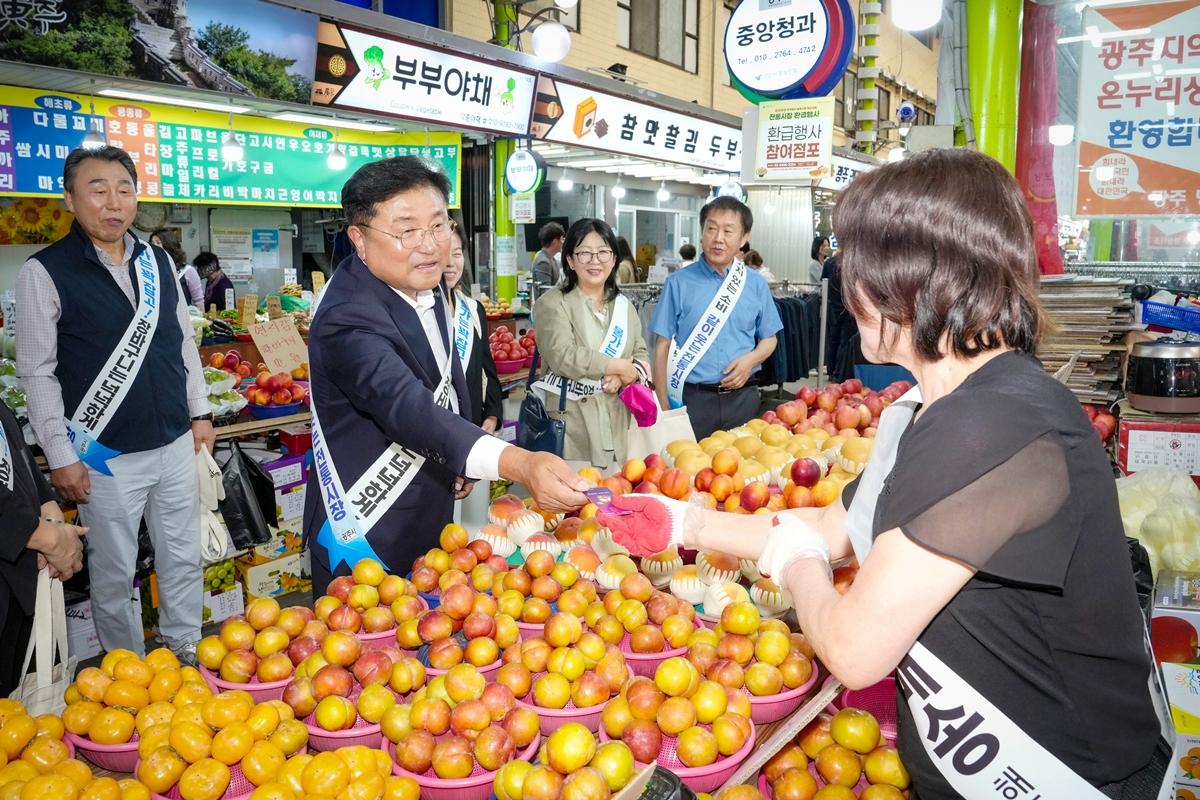 광주시, 추석 맞아 경안시장서 전통시장 장보기&middot;물가안정 캠페인 개최 (1).jpg