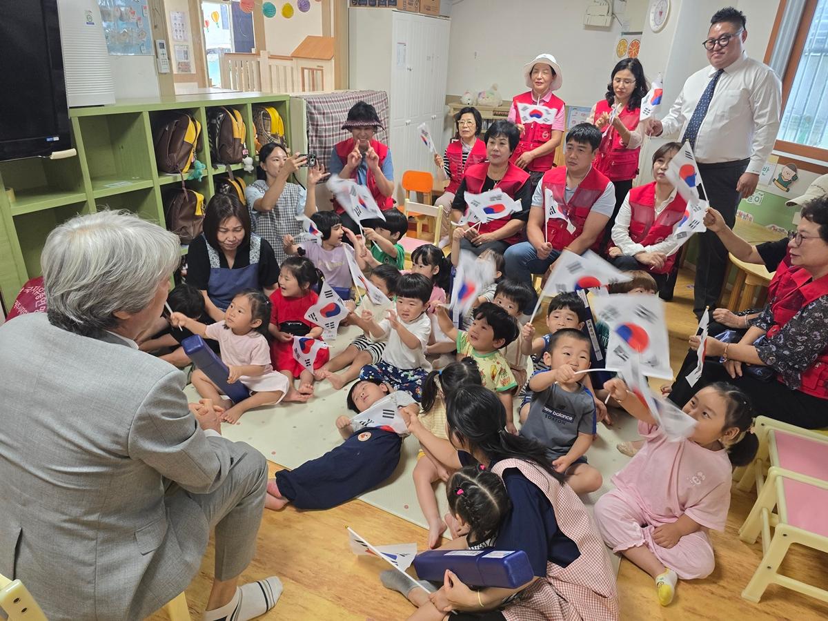 한국자유총연맹 광주시지회, 제81주년 광복절 맞아 태극기 달기 캠페인 진행 (4).jpg
