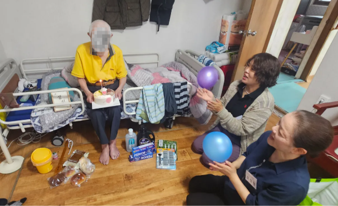 광주시노인복지관, 저소득 어르신 10가정 찾아가는 생신잔치 진행 (1).png