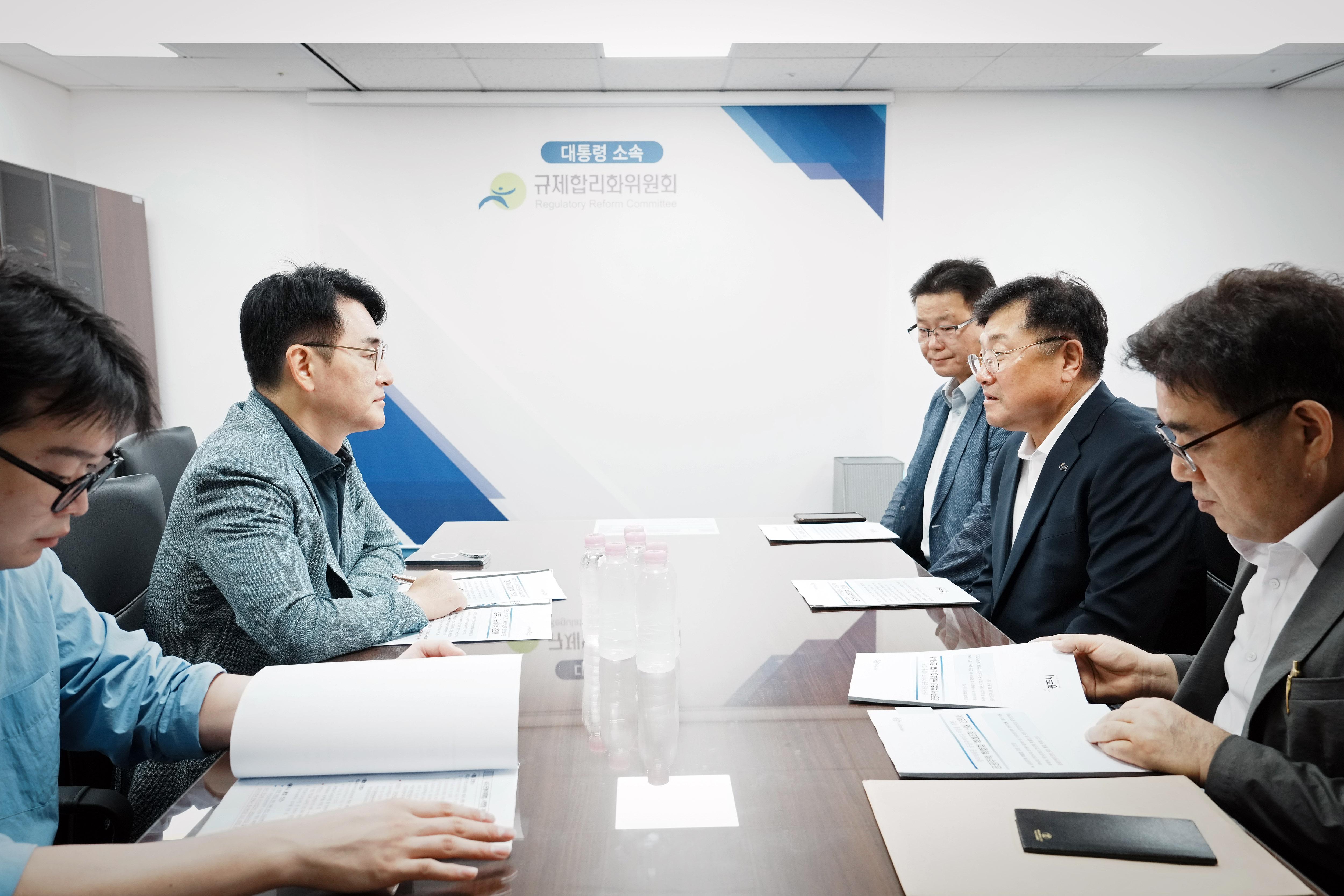 박관열 광주시장, 규제합리화위원회 박용진 부위원장 만나, &ldquo;50년 중첩규제 족쇄 풀어야&rdquo; (2).jpg