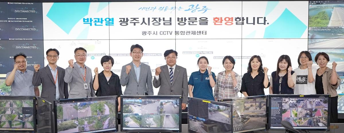 광주시, CCTV 통합관제센터 현장 점검&hellip;관제요원 근무환경 개선 의견 청취.jpg