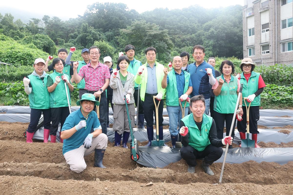 광주시 탄벌동 새마을회, 이웃 사랑 실천 위한 &lsquo;무 씨앗 파종&rsquo; 실시 (2).jpg