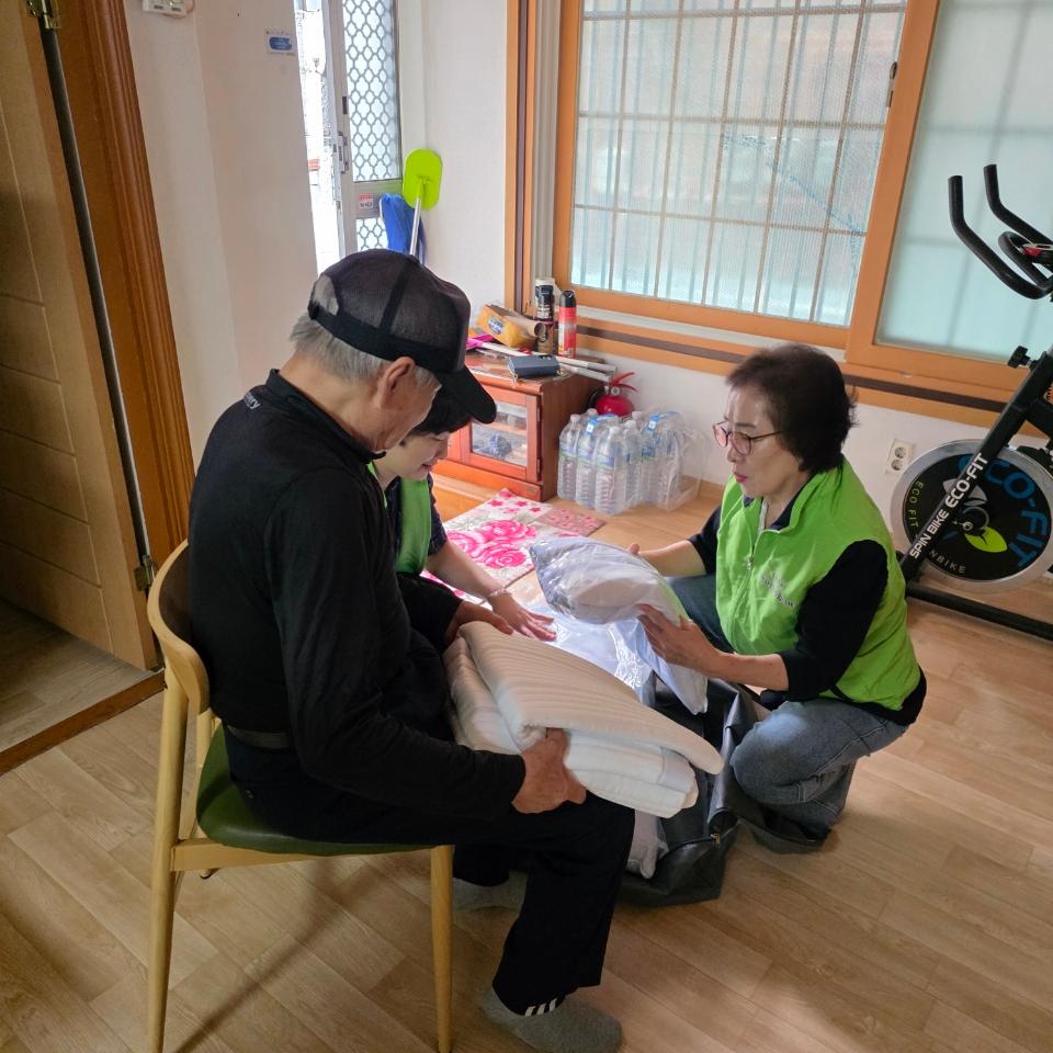 광주시 송정동 지역사회보장협의체, 취약계층 어르신에 냉감 이불 지원 (2).jpeg
